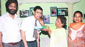 Amanpreet with his parents and principal.