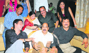 CID team with Lata Mangeshkar