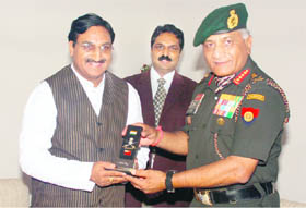 Gen VK Singh, Chief of Army Staff, presents a memento to Uttarakhand Chief Minister Ramesh Pokhriyal Nishank during his meeting with him in Dehradun on Friday. 