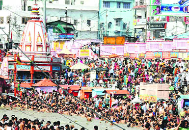 On Ganga Dussehra, lakhs of pilgrims thronged the Ganga ghats at Haridwar 