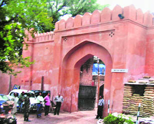 Jahangir died on way to Delhi in 1627, but he had to be shown to be alive. For this, his intestines were buried at Chingas Sarai 