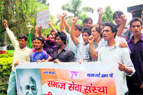 Members of the Samaj Sewa Sanstha hold a demonstration against corruption at Gandhi Park in Dehradun on Sunday.