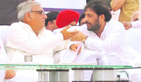 Where is Sirsa MP Ashok Tanwar, seems to ask Haryana Chief Minister Bhupinder Singh Hooda from Gopal Kanda at Sirsa 