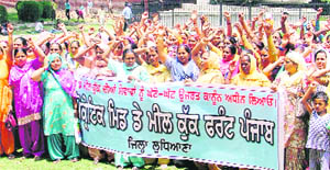 Midday meal workers protest against the state government in support of their demands. 