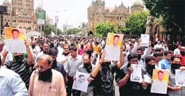 Mediapersons hold a protest against Deys murder, in Mumbai on Monday.