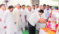 BJP President Nitin Gadkari pays floral tributes to former Chief Minister Bhajan Lal at Hisar 