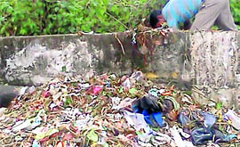 Garbage being flushed out of Kirpal Chand Kuhal at Bhawarna.