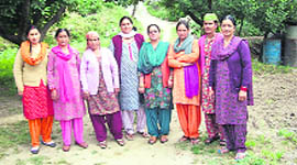 Local women demand shifting of a liquor vend from Naggar Chowk.
