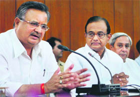 Home Minister P Chidambaram with Chhattisgarh CM Raman Singh (L) and Orissa CM Navin Patnaik in New Delhi 