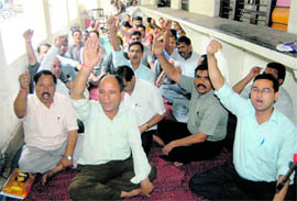 Striking ministerial employees of Dehradun Collectorate hold a dharna in support of their demands 