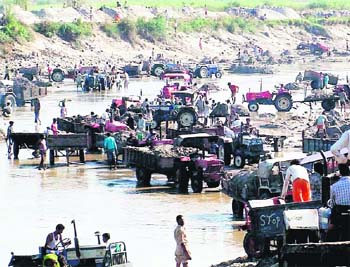 Mass scale quarrying being done on the riverbed of the Ganga river in Haridwar affecting the ecology of the region. 