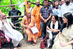Maneka Gandhi with Matra Sadan founder Swami Shivanand in Haridwar on Thursday