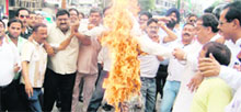 Workers of the Mahila Congress hold a protest against the death of Swami Nigmanand at Gandhi Park in Dehradun on Thursday.