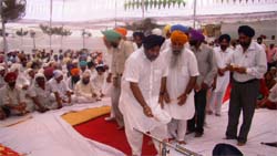 Deputy CM Sukhbir Badal paying his respects at the Bhog ceremony in Bhadaur