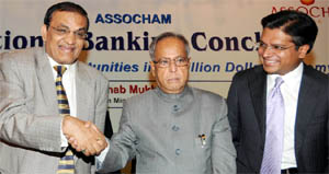 Finance Minister Pranab Mukherjee with ASSOCHAM President Dilip Modi (R) and ASSOCHAM Sr Vice President R N Dhoot in New Delhi 