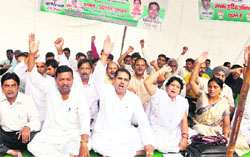 Members of the All-India Scheduled Castes Yuwjan Samaj stage a dharna at Gandhi Park in Dehradun on Friday. 