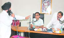 Senior Deputy Mayor Kamaljit Bhatia argues with Mayor Rakesh Rathour in the MC House meeting in Jalandhar 
