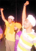Irate sangat members raise slogans