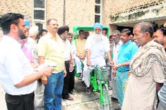 An eco-rickshaw being flagged off in Ludhiana