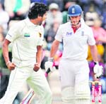 Chanaka Welegedera of Sri Lanka (L) celebrates the wicket of Englands captain Andrew Strauss in Southampton