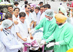 Ravneet Singh Bittu (right), president of Punjab Youth Congress and its members, conduct a mock brain surgery upon BJP president Nitin Gadkaris effigy at a protest in Ludhiana on Sunday
