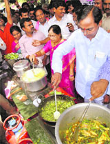 TRS chief K Chandrasekhar Rao tries his hand at cooking during the Hyderabad Cooks on Roads agitation by activists to protest against delay in the formation of separate Telangana state on Sunday. Hundreds of people from all walks of life set up nearly 1,000 community kitchens at important junctions, cooked food and ate it, causing inconvenience to commuters. The fare included delicacies like chicken biryani, chicken masala and mutton korma. 