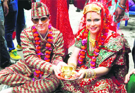  Courtney Mitchell (left), a professor, and Sarah Welton, a lawyer, perform a ritual during their wedding ceremony at a Hindu temple in Kathmandu on Monday. The couple from US married in a Hindu-Nepalese tradition in the first public@@ lesbian wedding in Nepal that recently began recognising gay rights.