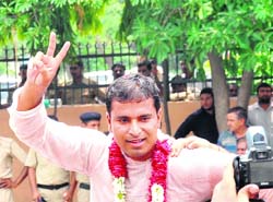 Vimal Yadav flashes the victory sign after his election as Mayor in Gurgaon on Tuesday.