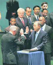 Joseph Deiss, president of the 65th session of the UN General Assembly, administers oath to Ban Ki-moon in New York on Tuesday. 