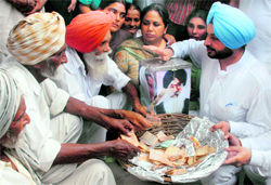 Anandpur Sahib MP Ravneet Singh Bittu collects alms in Kharar on Thursday