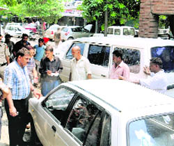 The enforcement wing of the municipal corporation carries out an anti-encroachment drive at the Sector-48 motor market.