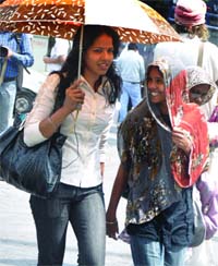 Girls protect themselves from the sun in New Delhi 