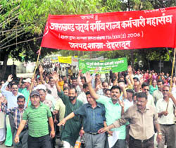 Class IV employees of the state government stage a protest in Dehradun 