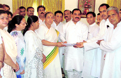 Congress leaders submit a memorandum to Governor Margaret Alva at