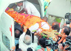 The body of Deputy CMO YS Sachan being taken for cremation in Lucknow 