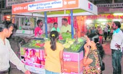 The faculty at his alma mater and friends helped Kaushlendra design a light vegetable cart that could be pushed or attached to a cycle. The technology-driven cart also has a cooling system – chemicals that convert into ice so that the vegetables stay fresh for five hours