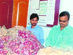 Navin Ranbir Gautam (left) and Dhirendra Kumar checking vegetables for their quality