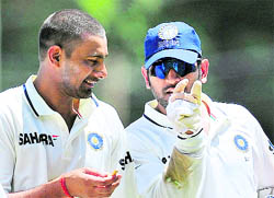 MS Dhoni (R) speaks to Praveen Kumar after India beat the West Indies in Kingston on Thursday.