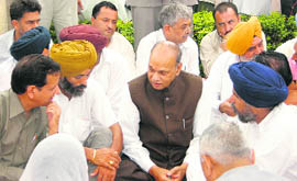 Chief Minister PK Dhumal and his Cabinet colleagues at the cremation of HN Saini at Rajpura village near Nalagarh 