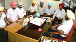 Tarsem Singh, Joint Director (Cotton), Department of Agriculture, Punjab, holding a meeting of chief agriculture officers of eight districts falling in the cotton belt of Punjab at Bathinda on Monday.
