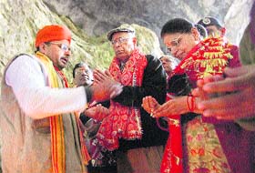 Governor NN Vohra, who is also the chairman of the Shri Amarnathji Shrine Board, and the First Lady, Usha Vohra, offer prayers at the holy cave shrine