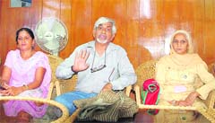Subhash Mendhapurkar, Director of Sutra and assistant of the Ekal Nari Shakti Sangathan, addresses mediapersons in Shimla 