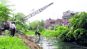 MC officials inspect the desilting and cleanliness work in progress at Buddha Nullah.