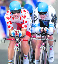 Norwegia's Thor Hushovd (L) leads at the 23 km team time-trial and second stage of the Tour de France race around Les Essarts on Sunday.