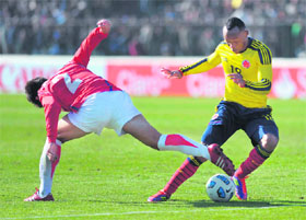 Costa Rican Francisco Calvo (L) marks Colombias Juan Camilo Zuiga in Jujuy on Saturday.