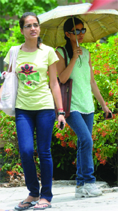 DU students beat the heat on Monday. 