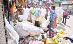 Shutters down SAD-BJP workers forcibly get a shopowner to shut his shop in Ludhiana 