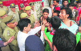 Activists of the SFI argue with cops after a clash with ABVP workers at Rajiv Gandhi College in Shimla 