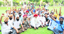 Members of Sri Guru Ram Dass Taxi Union protest against the SGPC security force (Golden Temple) 