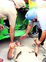 Head Constable Lakhvir Singh, who fell unconscious due to heat during the MCs demolition drive at Calibre Plaza